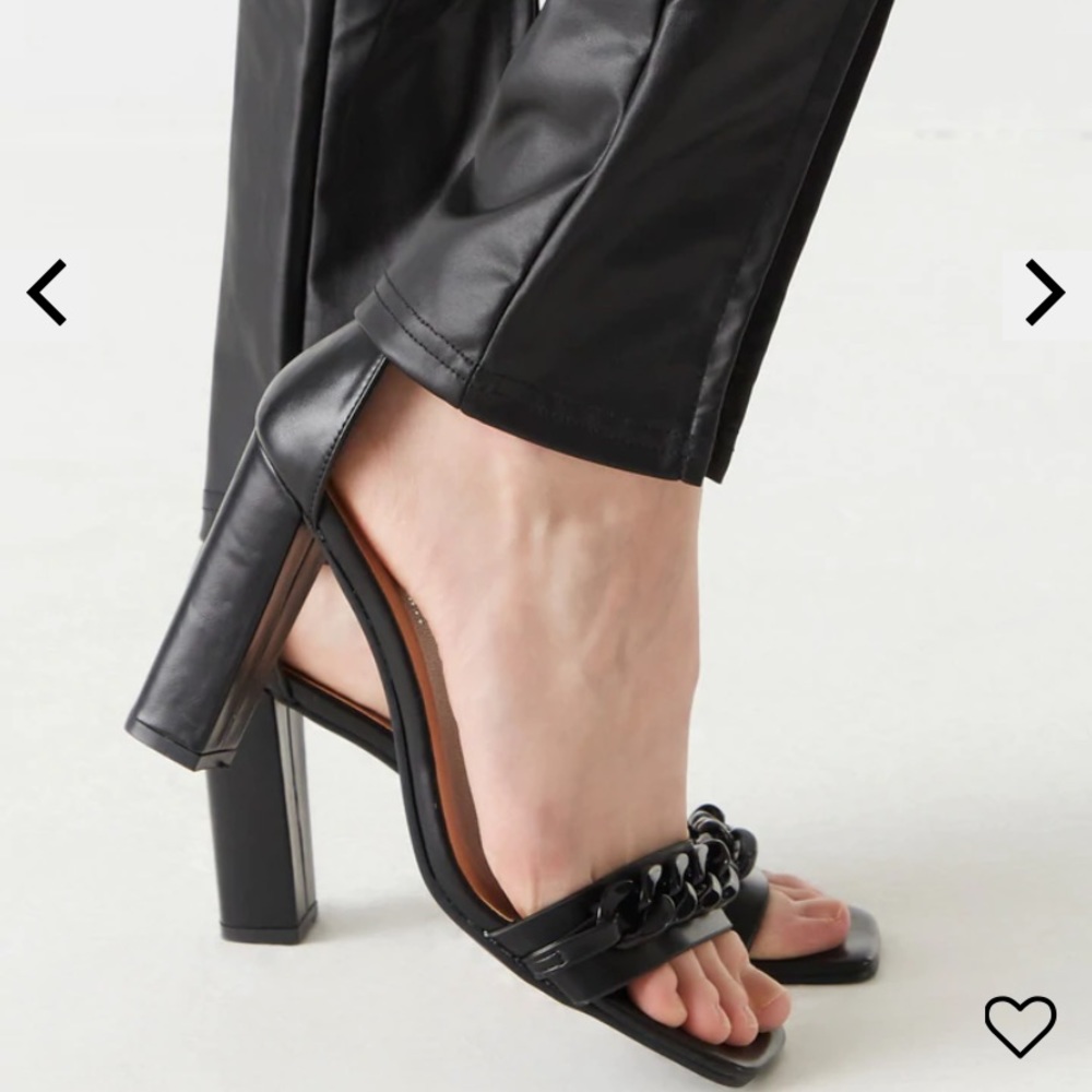 Glossy Chain Band High Heel